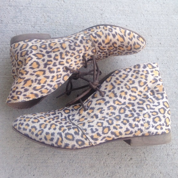 SOLD Breckelle's Leopard Ankle Booties Boots - Picture 3 of 5